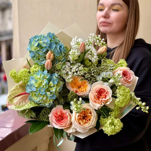 Цветной букет з пионовидными розами и гортензией «Калейдоскоп чувств»