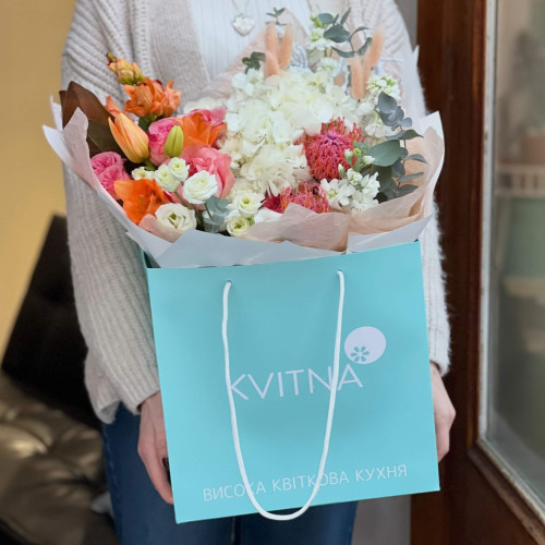 Яскраво-ніжний букет з ліліями, леукоспермумом, еустомою «Персики в снігу»