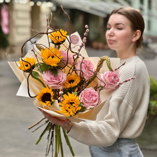 Яркий букет с подсолнухами и пионовидной розой Pink O'Hara «Солнечное плетение»