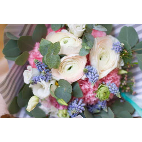 Букет з ранункулюсами та мускарі