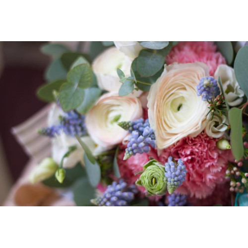 Букет з ранункулюсами та мускарі