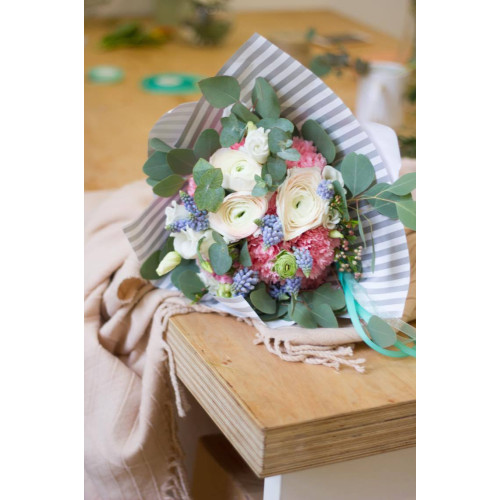 Букет з ранункулюсами та мускарі