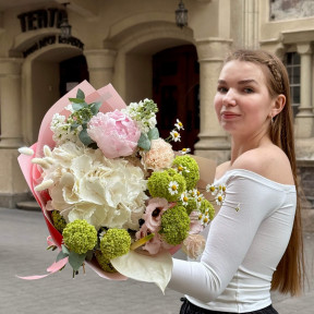 Світлий ніжний букет з гортензією, півонією та антуріумом «Тістечко для мами»