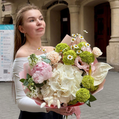 Світлий ніжний букет з гортензією, півонією та антуріумом «Тістечко для мами»