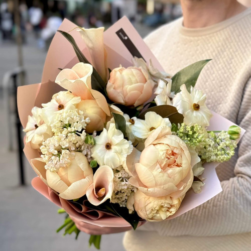 Пастельний букет з півоніями «Сяйво опери»