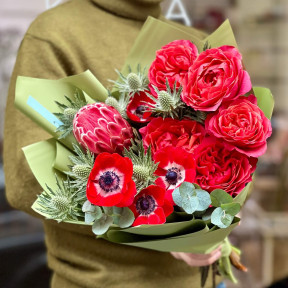 Яскравий букет з протеєю та анемонами «Орбіта кохання»