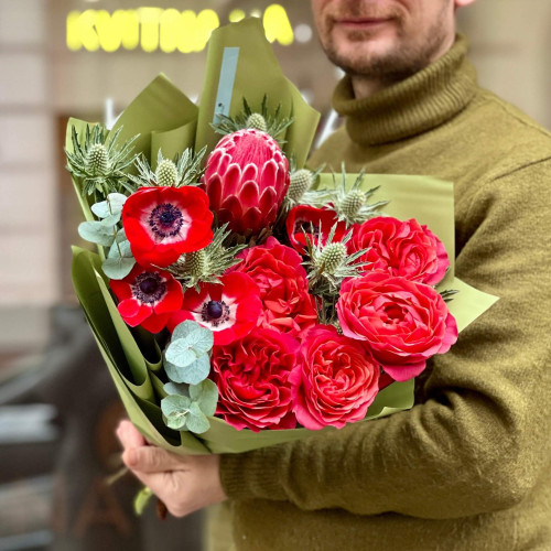 Яскравий букет з протеєю та анемонами «Орбіта кохання»