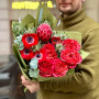 Яскравий букет з протеєю та анемонами «Орбіта кохання»