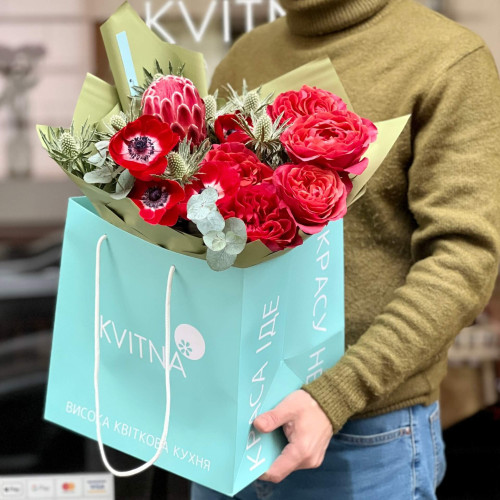 Яскравий букет з протеєю та анемонами «Орбіта кохання»