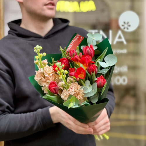 Яскравий букет з фрезіями «Коштовний аромат»