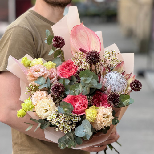 Цікавий букет із протеєю та піоновидними трояндами «Сливове тістечко»