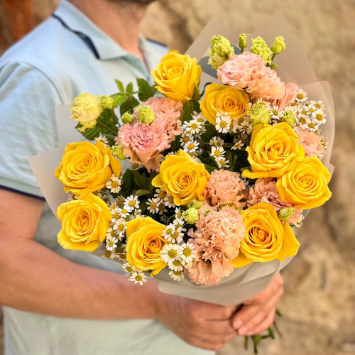 Легкий світлий букет з трояндою та еустомою «Теплий затишок»