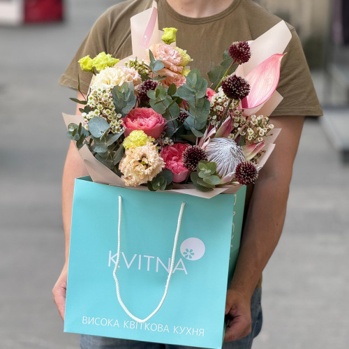Цікавий букет із протеєю та піоновидними трояндами «Сливове тістечко»
