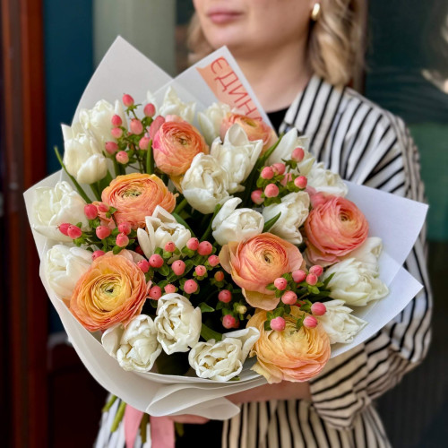 Букет з преміальним ранункулюсом Clooney Venere «Сніданок у Венери»