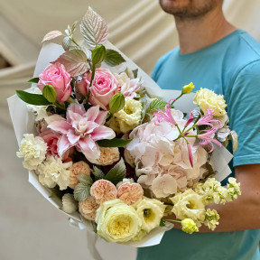 Вишуканий букет з ароматною лілією «Ніжна легкість»