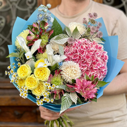 Барвистий букет з альстромерією та гортензією «Сади Мікеланджело»