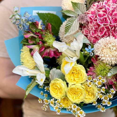 Барвистий букет з альстромерією та гортензією «Сади Мікеланджело»