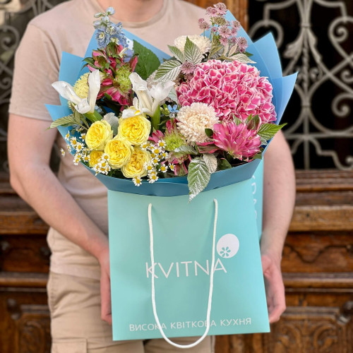 Барвистий букет з альстромерією та гортензією «Сади Мікеланджело»