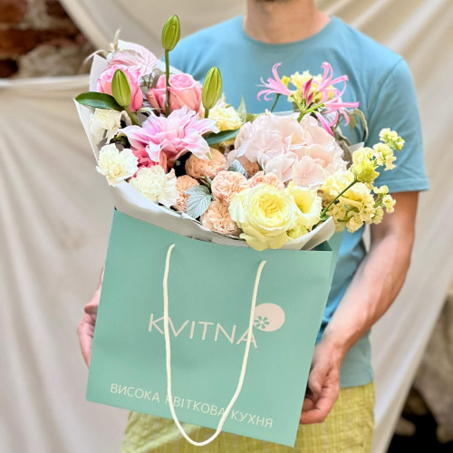 Вишуканий букет з ароматною лілією «Ніжна легкість»