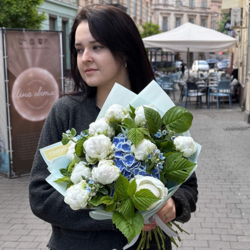 Ніжний букет з півоніями та гортензією «Морський світанок»