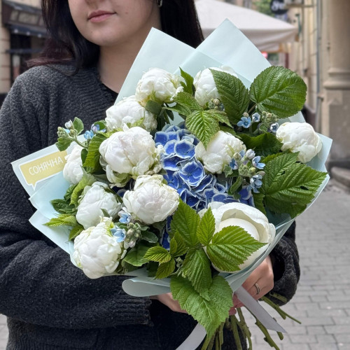 Ніжний букет з півоніями та гортензією «Морський світанок»