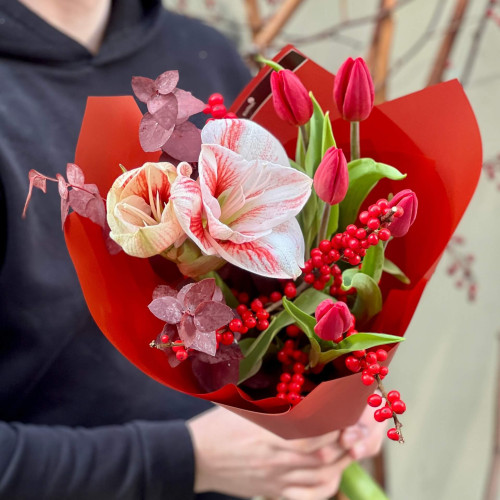 Яркий букет с амариллисом «Зажигательная Катюша»