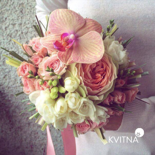 Bouquet compliment with phalaenopsis in bergrace