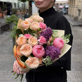 Вишуканий букет з півоніями та півонієвидними трояндами «Персиково-ягідний»