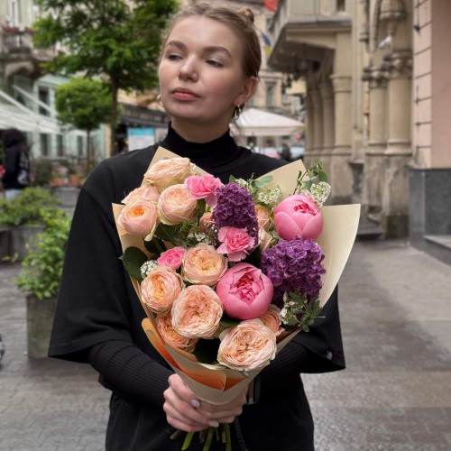 Вишуканий букет з півоніями та півонієвидними трояндами «Персиково-ягідний»