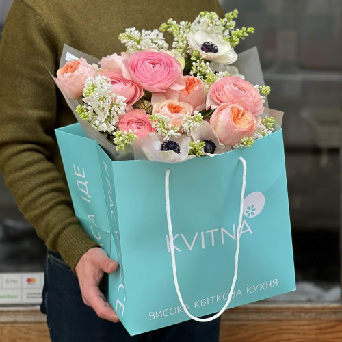 Изысканный букет из премиальных нежных ранункулюсов и весенних анемонов «Королевское кружево»