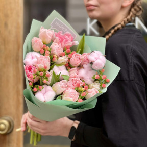 Ніжний букет з бавовною та тюльпанами «Рожевий оксамит»