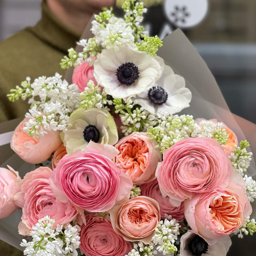 Изысканный букет из премиальных нежных ранункулюсов и весенних анемонов «Королевское кружево»