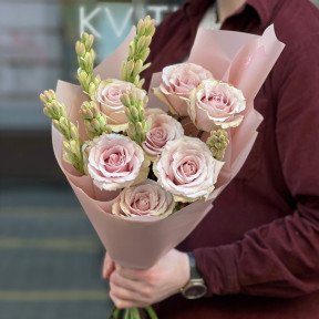 7 пудрових троянд Quicksand та ароматна тубероза у букеті «Карамельні почуття»