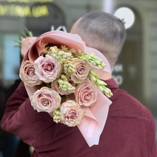 7 пудрових троянд Quicksand та ароматна тубероза у букеті «Карамельні почуття»