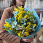 Интересный букет с мимозой и тюльпанами «Голубоглазая красавица»