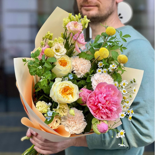 Сонячний букет з півонією «Квіткові мандри»