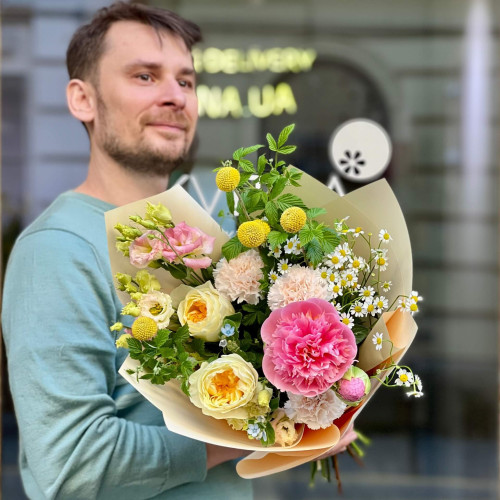 Сонячний букет з півонією «Квіткові мандри»