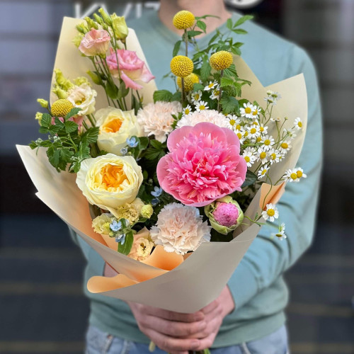 Сонячний букет з півонією «Квіткові мандри»