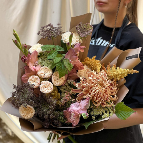 Цікавий букет з гладіолусами та хризантемою «Медове мереживо»