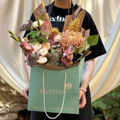 Цікавий букет з гладіолусами та хризантемою «Медове мереживо»