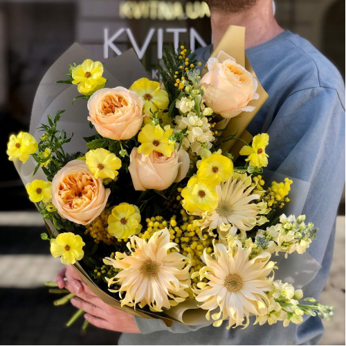 Сонячний теплий букет з піоновидною трояндою та герберами «Золота пісня»
