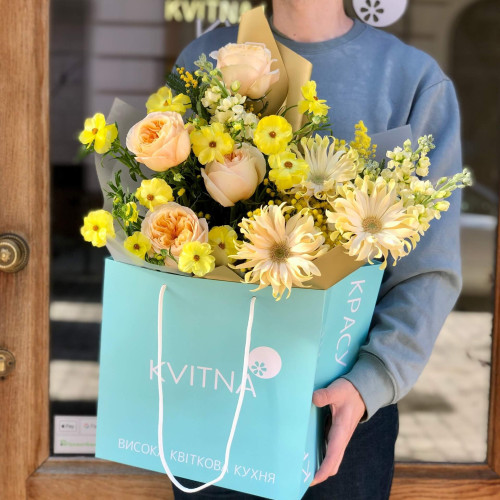 Сонячний теплий букет з піоновидною трояндою та герберами «Золота пісня»