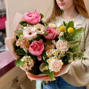 Літній букет з півоніями та матіолою «Кремова рожевинка»