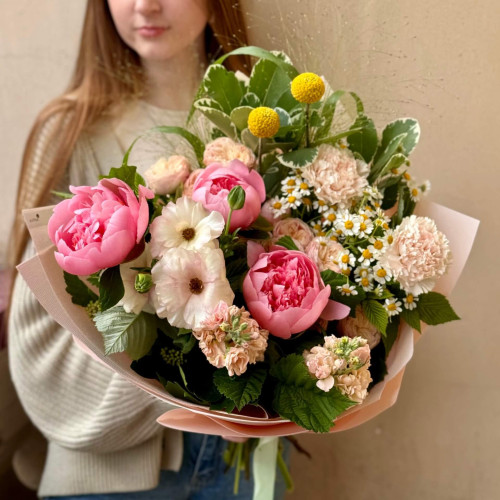 Літній букет з півоніями та матіолою «Кремова рожевинка»