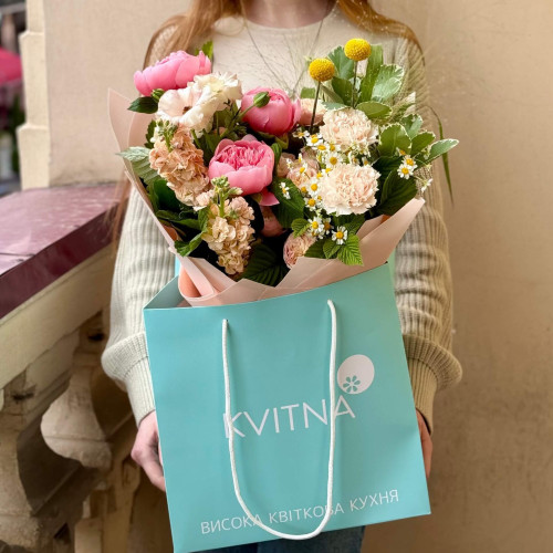 Літній букет з півоніями та матіолою «Кремова рожевинка»