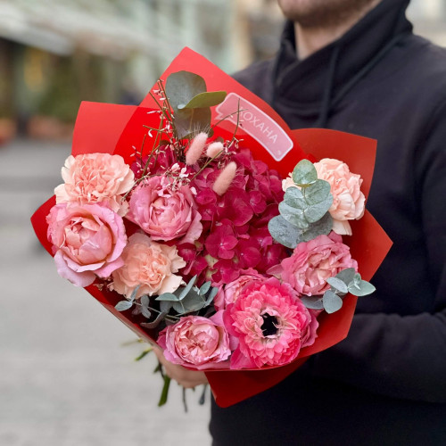 Яскравий букет з гортензією «Полунична зима»