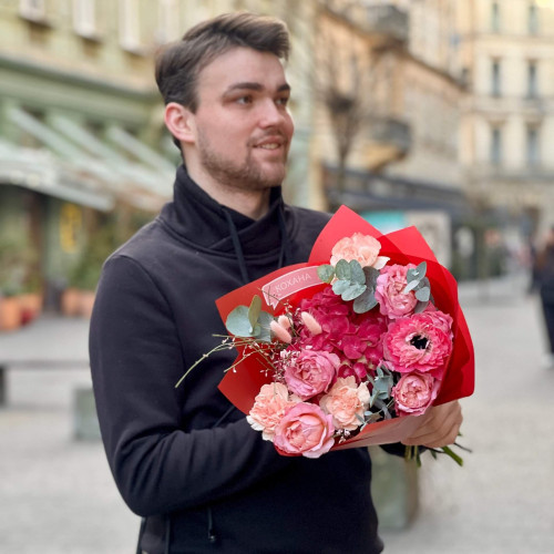 Яскравий букет з гортензією «Полунична зима»