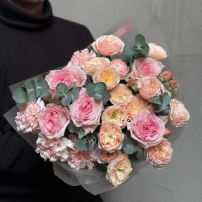 Fluffy bouquet with spray roses «Fragrant Candy»