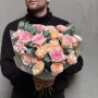 Пушистый букет с кустовыми розами «Ароматная конфетка»