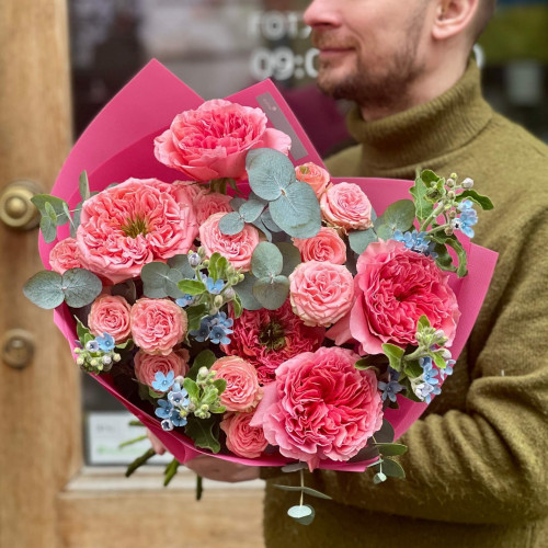 Пышный букет с пионовидными розами и оксипеталумом «Голубые искры»